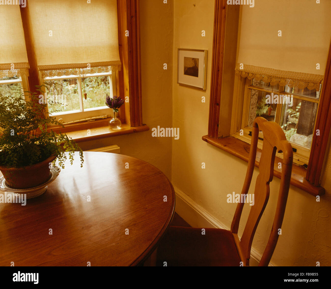 Aveugles à la crème sur windows en 1980 salle à manger avec table circulaire Banque D'Images