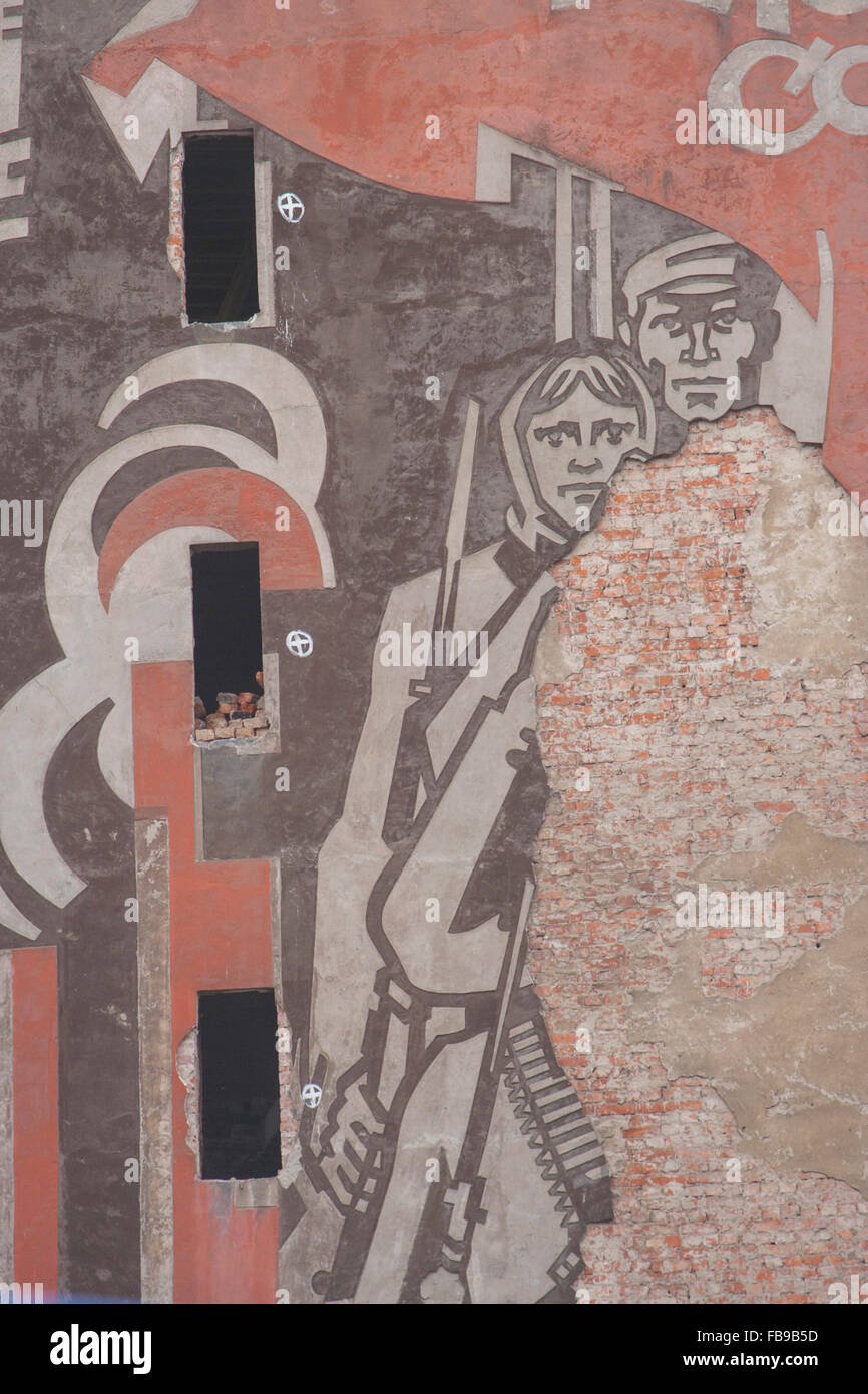 "Tout le pouvoir aux Soviets", l'ère soviétique peinture murale sur un bâtiment en ruine à Saint-Pétersbourg, Russie Banque D'Images