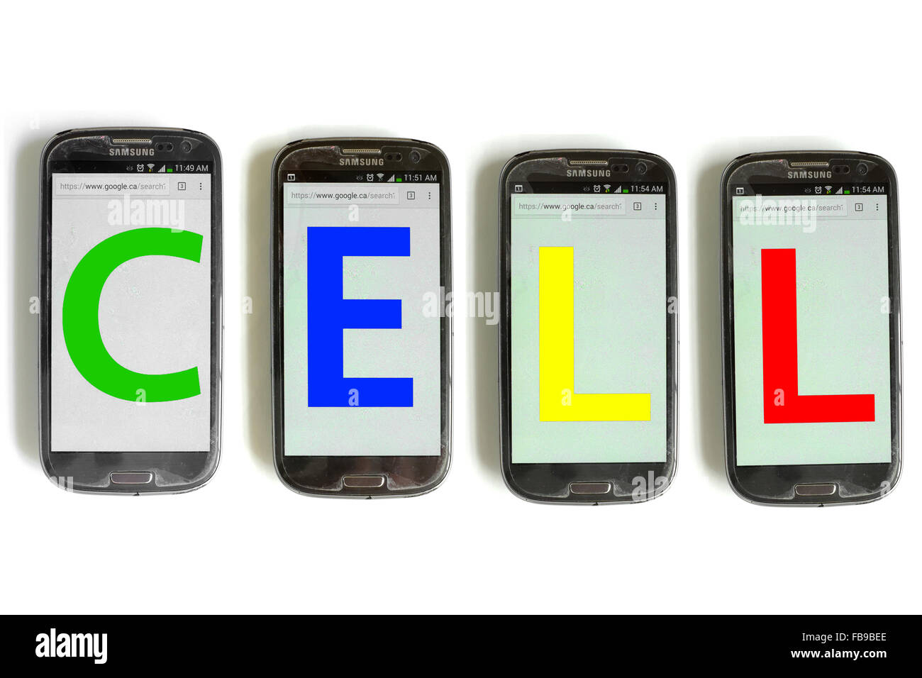 Cell écrit sur les écrans de smartphones photographié sur un fond blanc. Banque D'Images