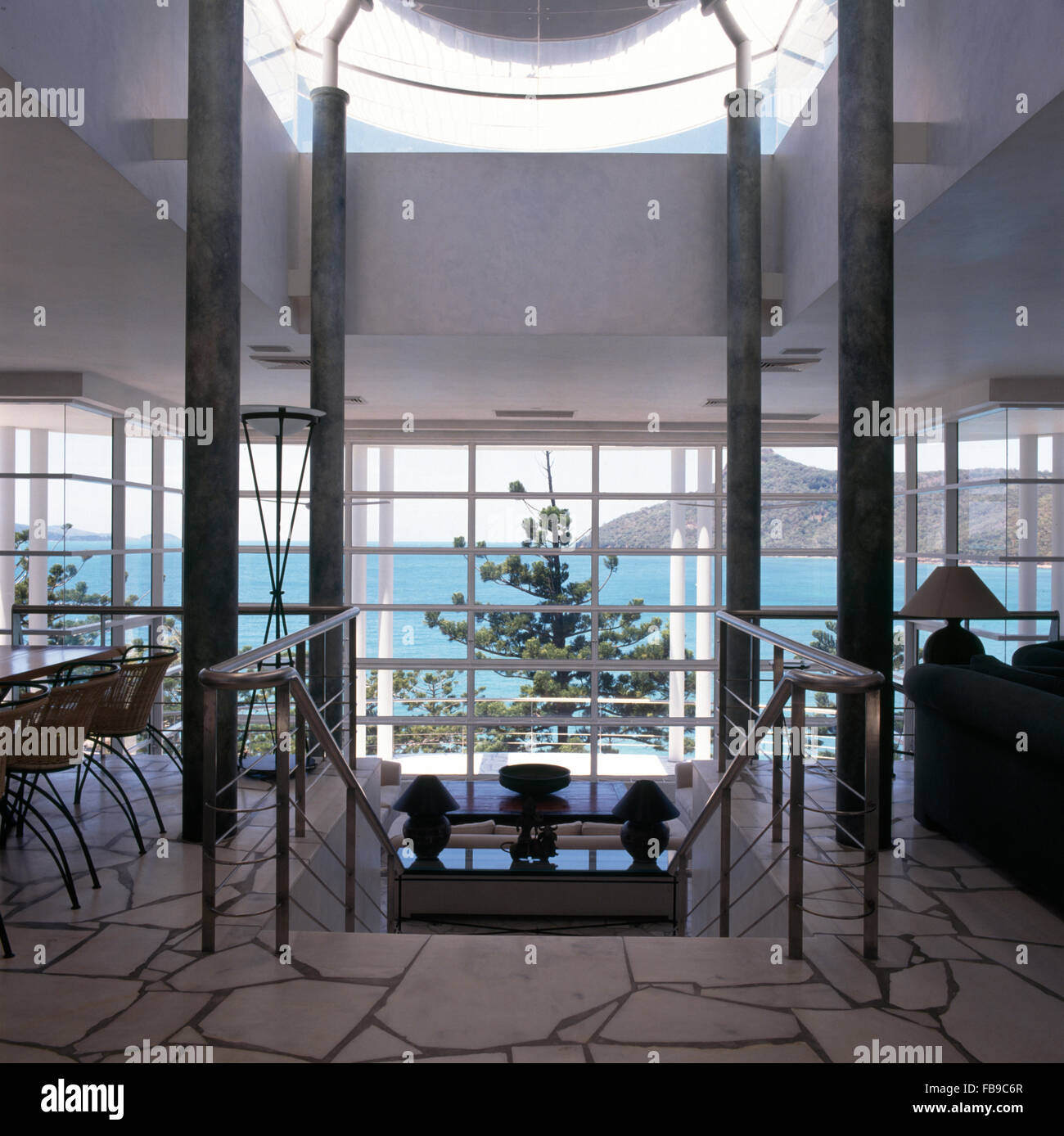 Vue de l'océan, d'un grand espace de vie ouvert dans une maison côtière australienne Banque D'Images