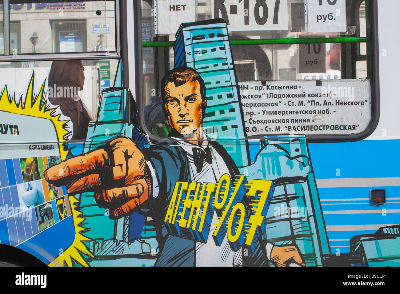 James Bond 007 inspiré la publicité sur bus à Saint-Pétersbourg, Russie Banque D'Images