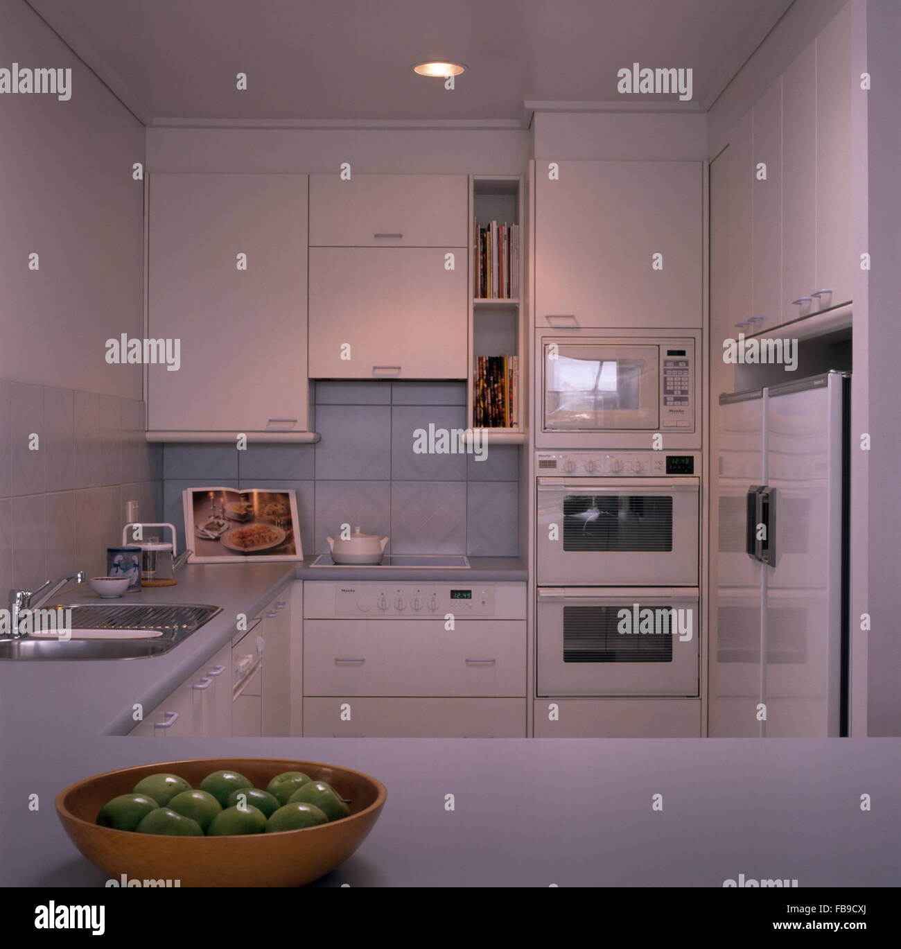 Blanc double four et un frigo américain dans une cuisine des années 90  blanc Photo Stock - Alamy