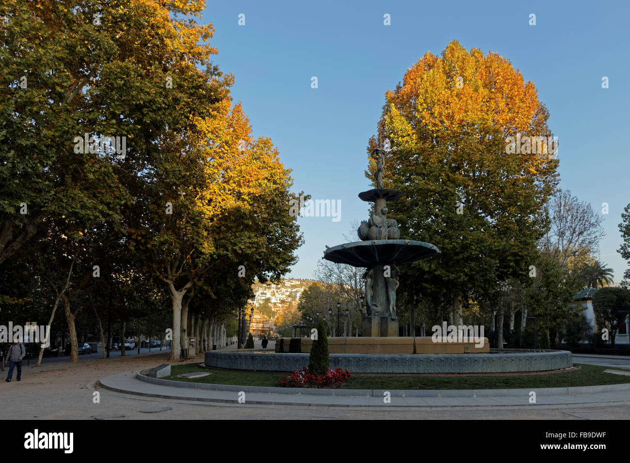 Vue de la Fuente de la Grenade Grenade ou fontaine en Grenade avec le soleil du soir sur l'automne des feuilles des arbres Banque D'Images