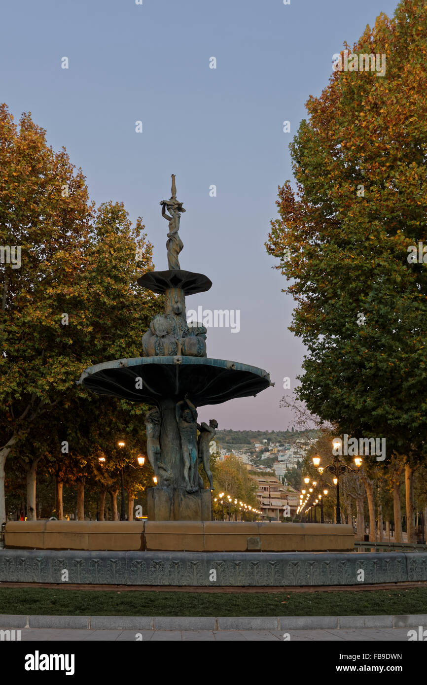 Voir en fin de soirée de la Fuente de la Grenade Grenade Grenade en fontaine ou en Espagne. La rue sont allumés dans le parc Banque D'Images