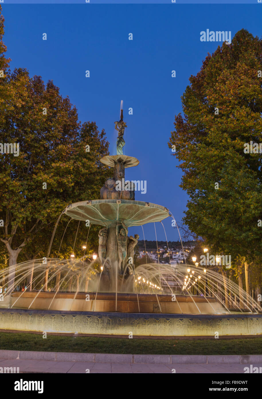 Vue nocturne de la Fuente de la Grenade Grenade ou fontaine avec de l'eau en marche et l'eau de la fontaine illuminée. Banque D'Images Vue nocturne de la Fuente de la Grenade Grenade ou fontaine avec de l'eau en marche et l'eau de la fontaine illuminée. Banque D'Images