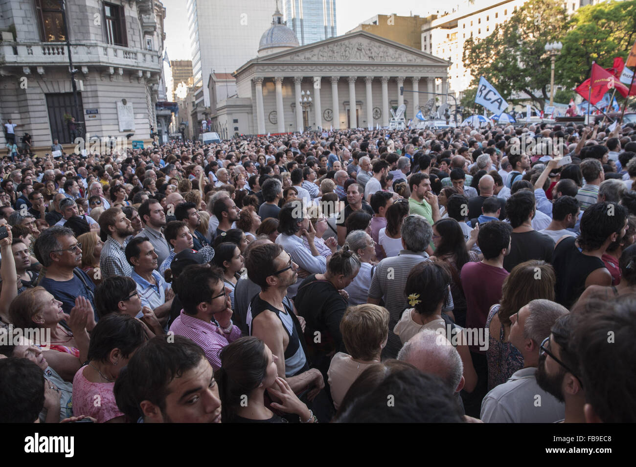 Buenos Aires, Buenos Aires, Argentine. 12 Jan, 2016. Des milliers de personnes de démontrer le soutien de la liberté de la presse en Argentine et contre le licenciement du journaliste Victor Hugo Morales, de Radio Continental. Morales, hostiles au président Mauricio Macri, le gouvernement avait annulé son contrat, dans ce que beaucoup, y compris les journalistes conservateurs, envisager un cas manifeste de la censure. Credit : Patricio Murphy/ZUMA/Alamy Fil Live News Banque D'Images