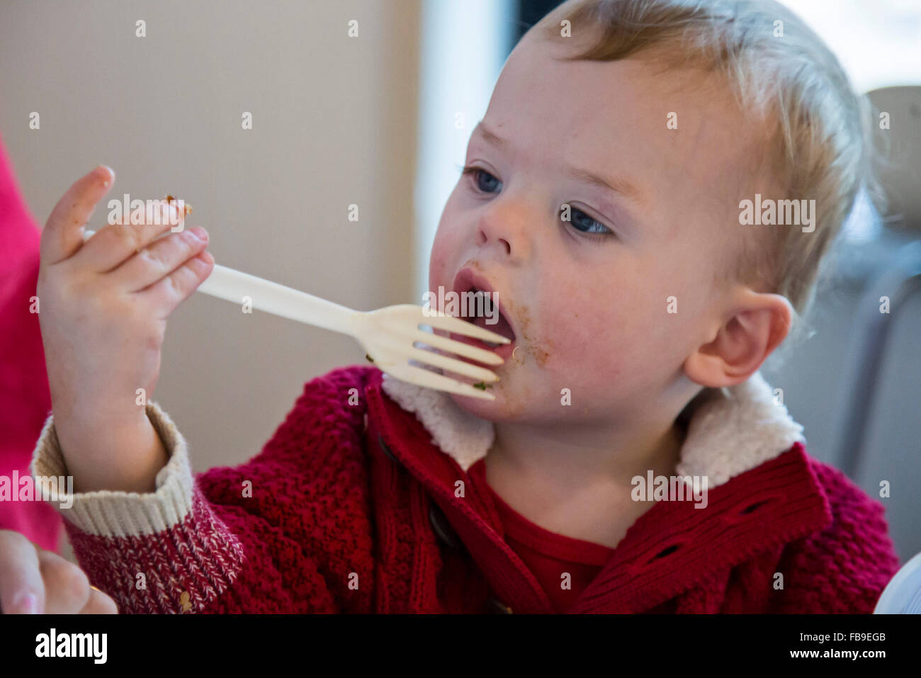 Denver, Colorado - Adam Hjermstad Jr., 17 ans, apprend à manger avec une fourchette. Banque D'Images