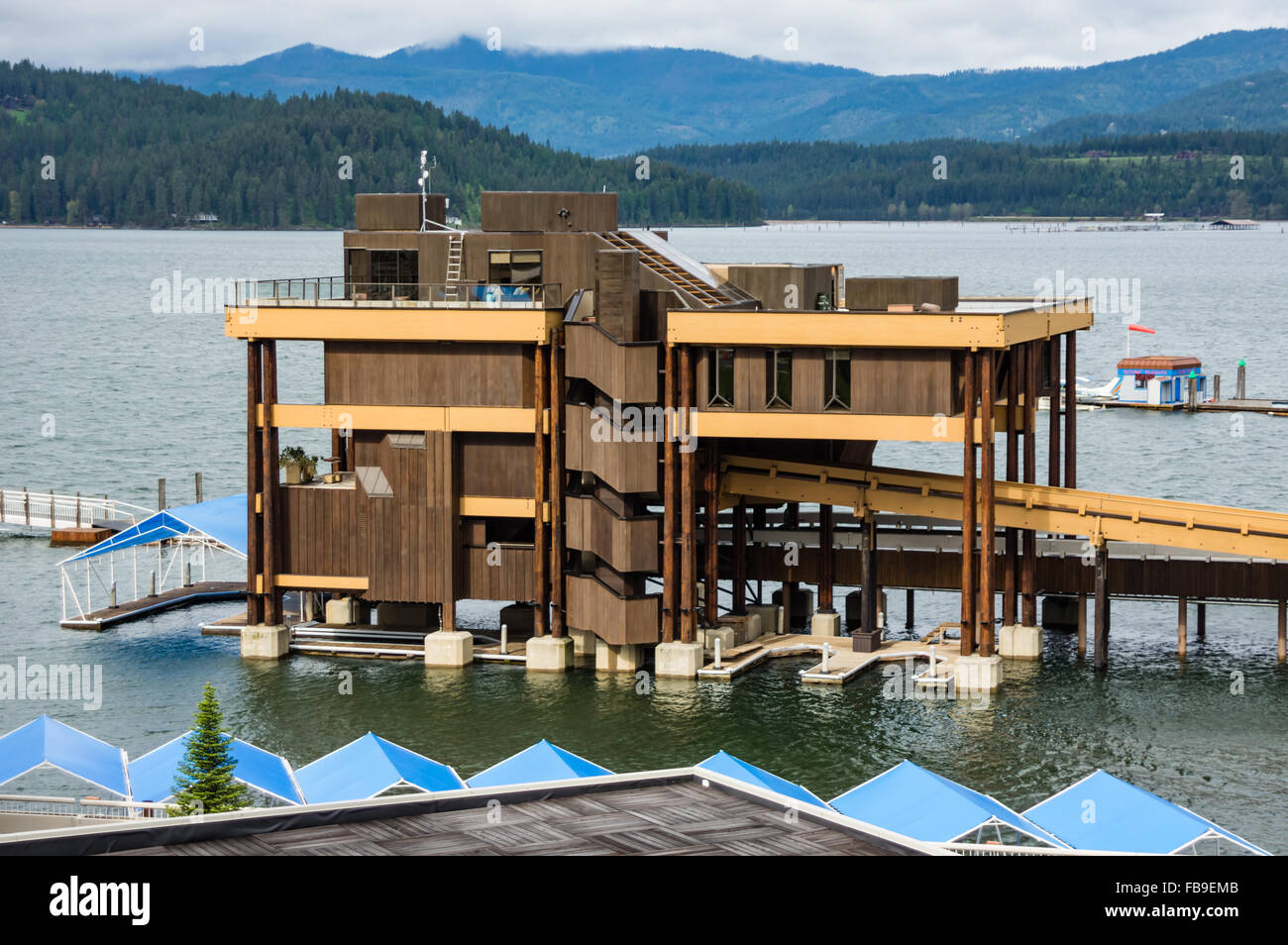 Immeuble de bureaux d'entreprise Hagadone sur Lake Coeur d'Alene. Coeur d'Alene, Idaho, USA Banque D'Images