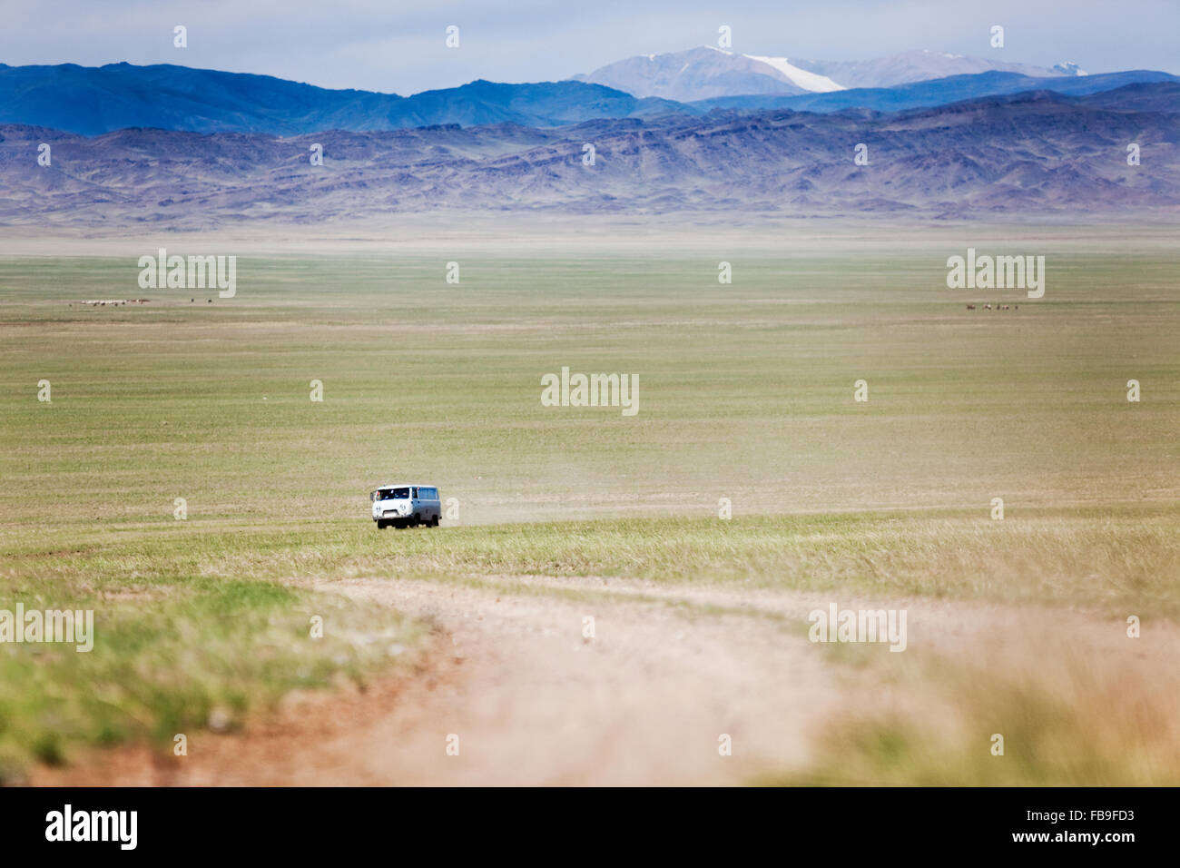 Une fédération de 'Pain' van sur la route à l'extrême ouest de la Mongolie. Banque D'Images