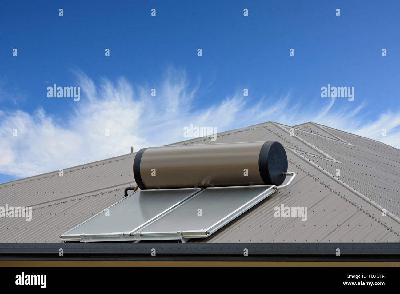 Des panneaux solaires sur le toit pour chauffer l'eau du soleil Banque D'Images