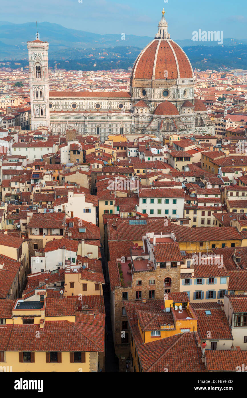 Cathédrale de Santa Maria del Fiore, donnant sur les toits de Florence, Toscane, Italie Banque D'Images