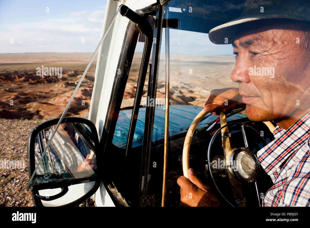 Un chauffeur avec Tseren Tours sur la route dans une fédération de 4X4 dans le désert de Gobi, en Mongolie. Banque D'Images