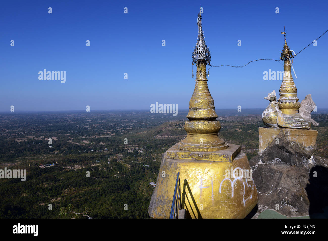 Une pagode d'or et une vue magnifique vu du haut de Taung Kalat près de Mt. Popa au Myanmar. Banque D'Images