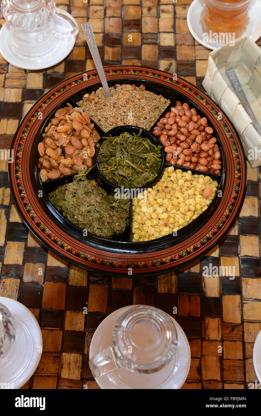 Lahpet birman traditionnel est fait de salade ( marinés fermentés ) les feuilles de thé et les haricots, les noix et les graines germées. Banque D'Images