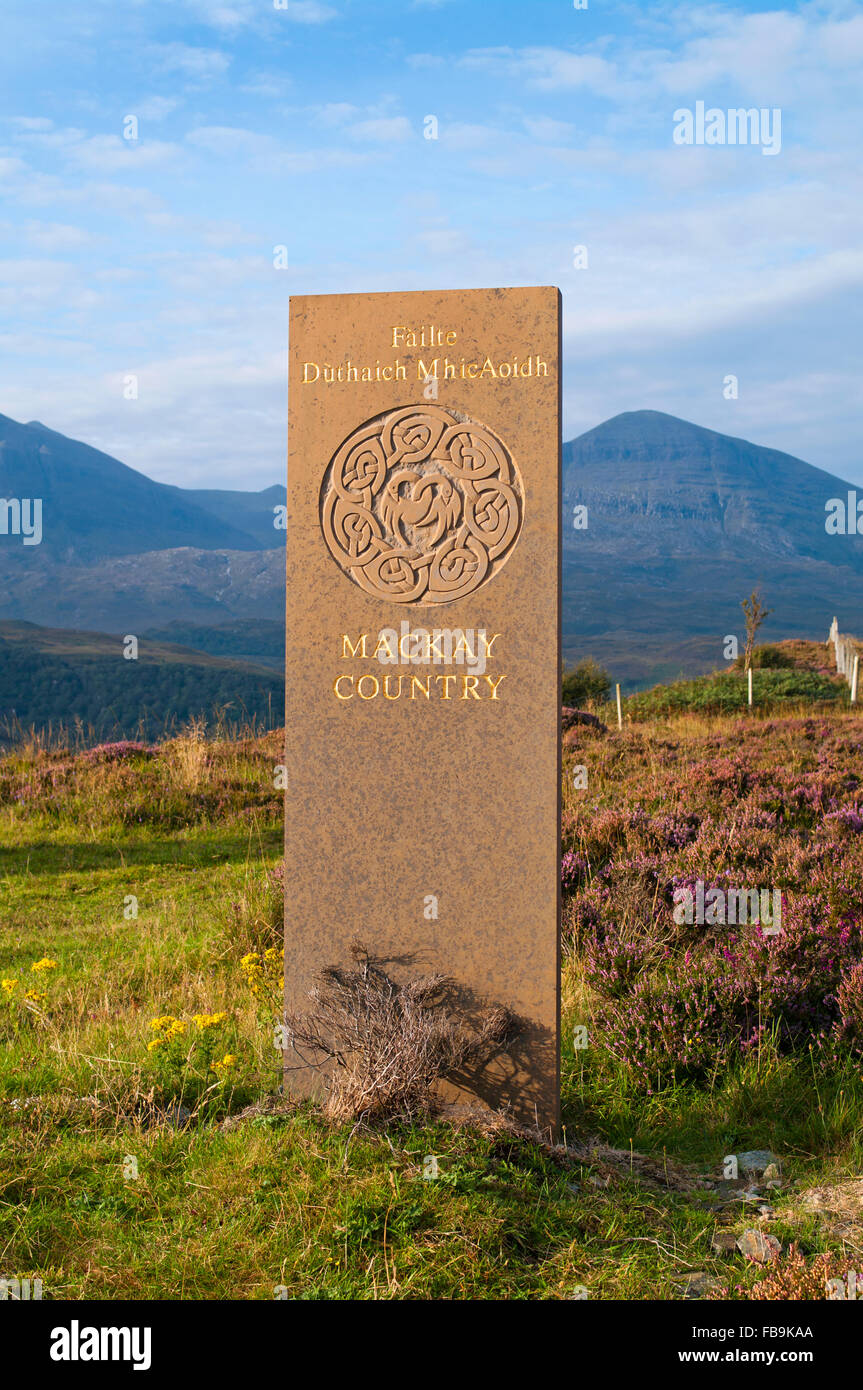 Côte Nord 500 - monument en pierre avec entrée de marquage inscription gaélique Mackay Pays, près de Kylesku, Sutherland, Quinag en vue derrière. Banque D'Images