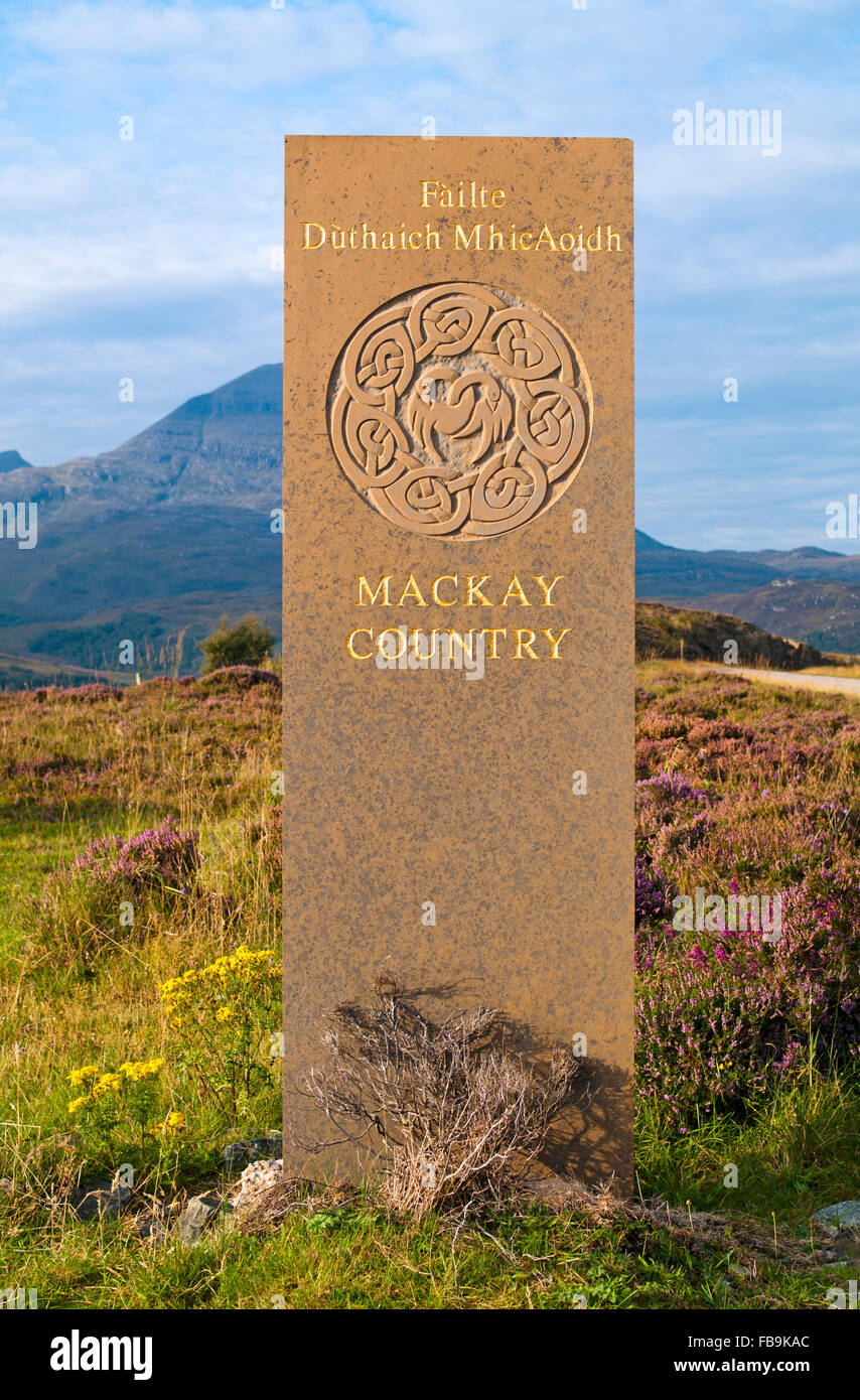 Côte Nord 500 - monument en pierre avec entrée de marquage inscription gaélique Mackay Pays, près de Kylesku, Sutherland, Quinag en vue derrière. Banque D'Images