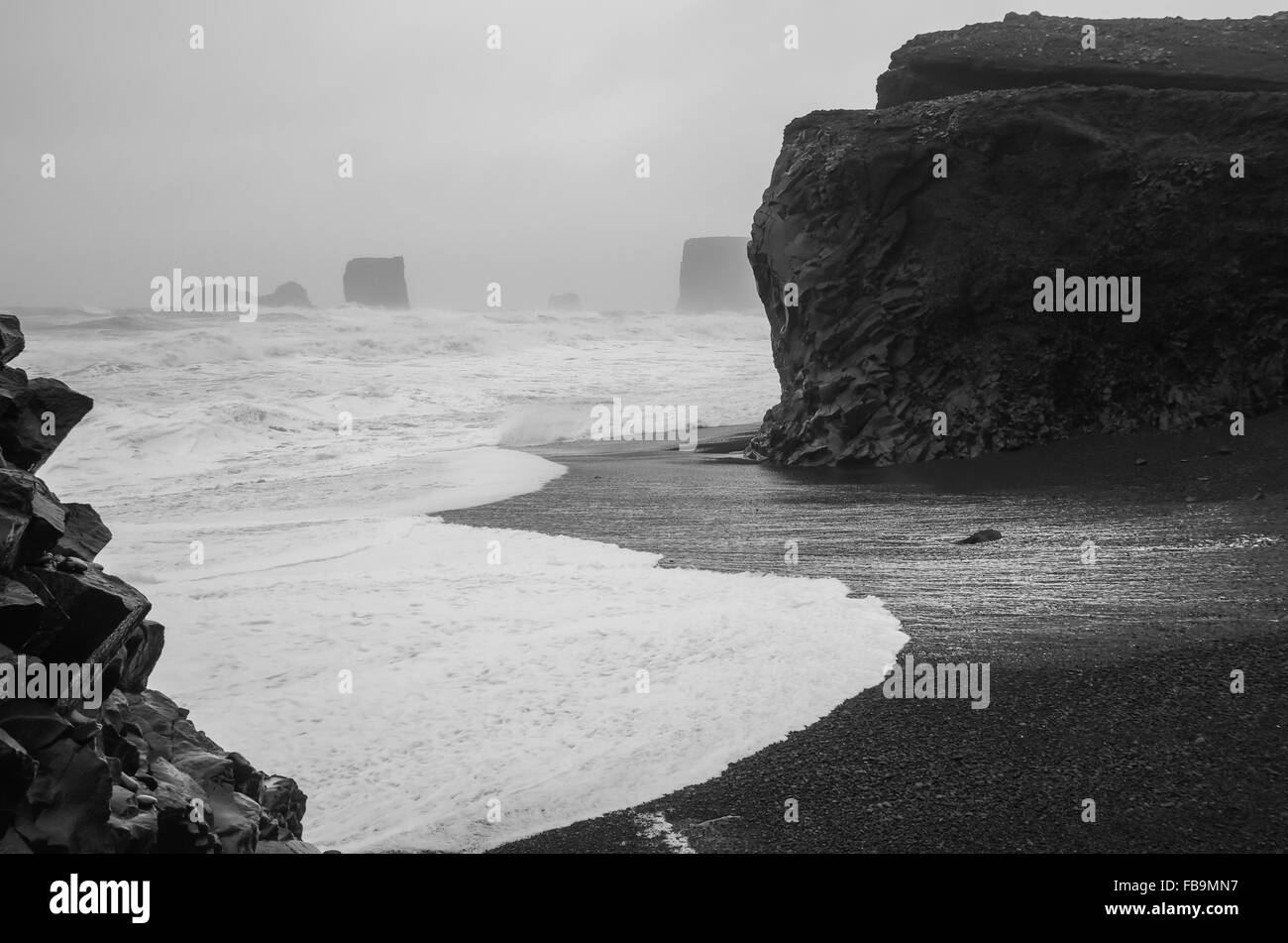 Image en noir et blanc de la plage de sable noir dans la tempête près de Vik à Côte sud de l'Islande Banque D'Images