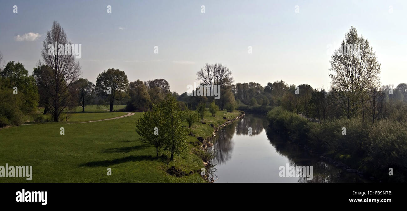 Printemps frais prairie avec arbres isolés et de l'Odra (Poodri Jistebnik CHKO près de seulement quelques km de la ville d'Ostrava Banque D'Images