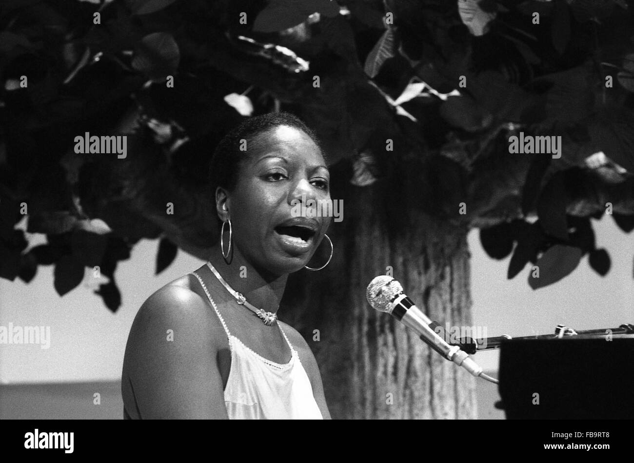 La chanteuse américaine, Nina Simone, au Royaume-Uni l'enregistrement d'une  émission de télévision appelée 'Sound of Soul' Week-end à Londres pour la  télévision. Sa fille de 5 ans Lisa aime à regarder sa