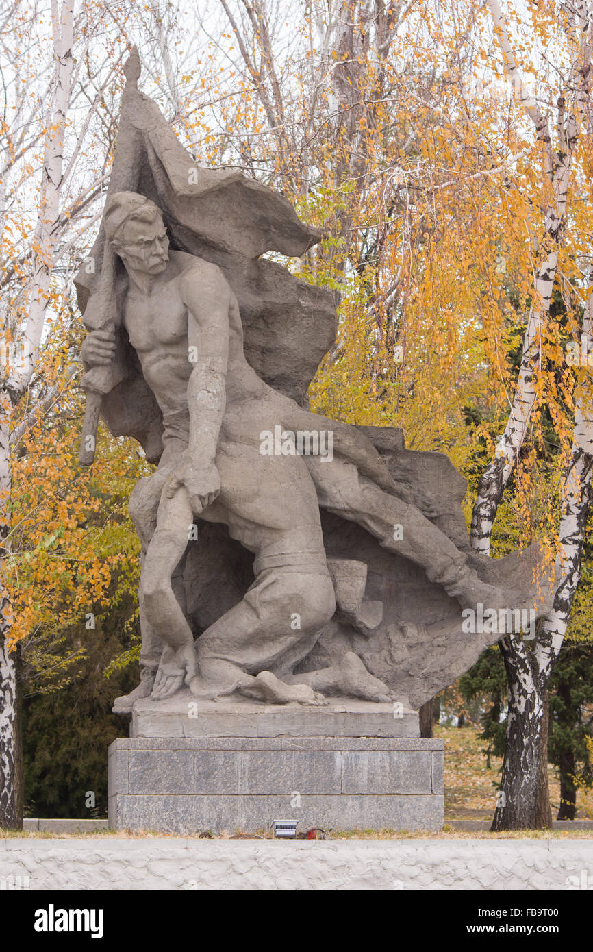 Volgograd, Russie - 5 novembre 2015 : Le groupe de sculptures "pris dans la bannière en blessé mortellement à la bataille standar Banque D'Images
