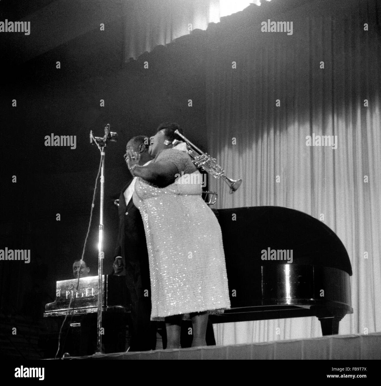Louis Armstrong et la chanteuse de jazz américaine Velma MIDDLETON - 1961 - Philippe Gras / Le Pictorium Banque D'Images