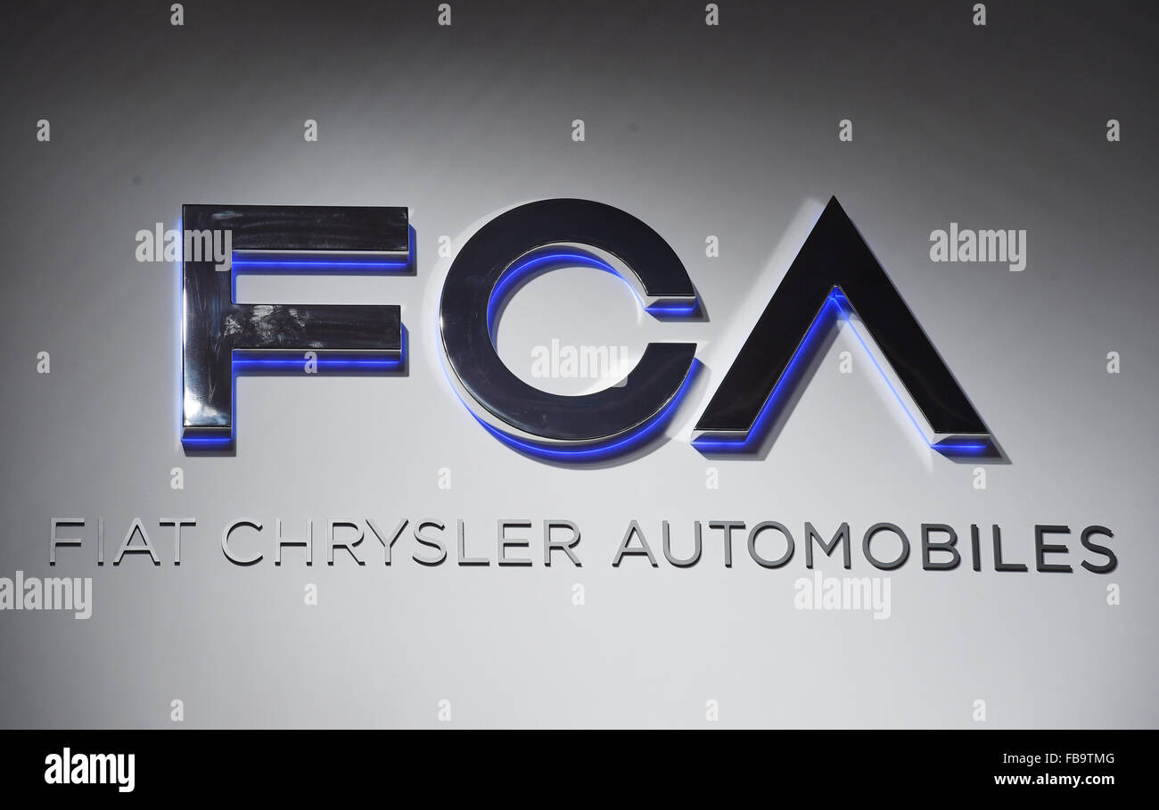 Detroit, Michigan, USA. 12 Jan, 2015. Une Fiat Chrysler Automobiles (FCA) logo de l'époque de la deuxième journée de la presse à la North American International Auto Show (NAIAS) à Detroit, Michigan, USA, 12 janvier 2015. Photo : ULI DECK/dpa/Alamy Live News Banque D'Images