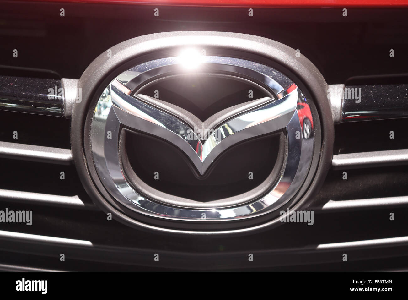 Detroit, Michigan, USA. 12 Jan, 2015. Un logo Mazda vu au cours de la deuxième journée de la presse à la North American International Auto Show (NAIAS) à Detroit, Michigan, USA, 12 janvier 2015. Photo : ULI DECK/dpa/Alamy Live News Banque D'Images