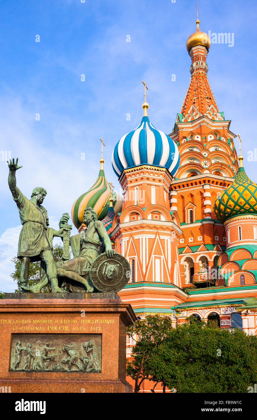 La Russie, Moscou, la Place Rouge, l'église orthodoxe St Basilio avec un monument au premier plan Banque D'Images