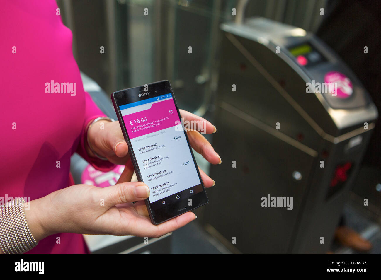 Toutes les entreprises de transport néerlandaise a commencé en collaboration avec les compagnies de téléphone (Vodafone et KNP) une expérience dans laquelle les usagers peuvent vérifier dans et par téléphone mobile sur les transports publics. Banque D'Images