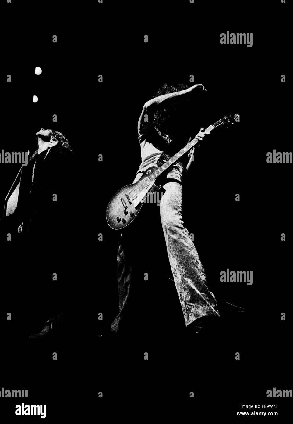 Le guitariste Jimmy page et le chanteur Robert Plant (Led Zeppelin) - 1969 - France / Ile-de-France (région) / Paris - Le guitariste Jimmy page et le chanteur Robert Plant (Led Zeppelin) - Jimmy Page ; - Robert Plant ; - bande de Led Zeppelin ; - à l'Olympia ; - 1969 ; - Crédit : - Philippe Gras / Le Pictorium Banque D'Images