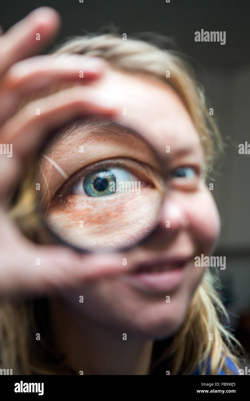 Pour les yeux de mesure est opticien lunettes de lecture Banque D'Images