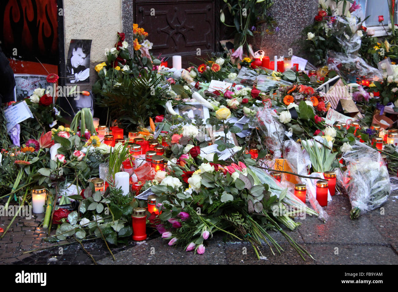 Berlin pleure la mort de leur ancien voisin David Bowie, qui a vécu à Berlin, en Allemagne de 1976 à 1978 sur la Hauptstrasse 155 dans Schoenberg. De nombreux fans a jeté des fleurs, des bougies et des cartes à l'extérieur de l'ancienne résidence de Bowie à Berlin./photo alliance Banque D'Images