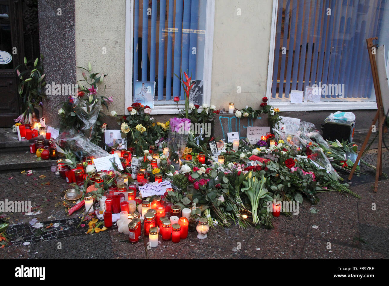 Berlin pleure la mort de leur ancien voisin David Bowie, qui a vécu à Berlin, en Allemagne de 1976 à 1978 sur la Hauptstrasse 155 dans Schoenberg. De nombreux fans a jeté des fleurs, des bougies et des cartes à l'extérieur de l'ancienne résidence de Bowie à Berlin./photo alliance Banque D'Images
