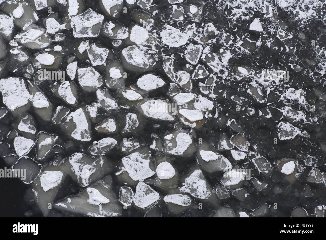 La glace avec de la neige sur la rivière Banque D'Images