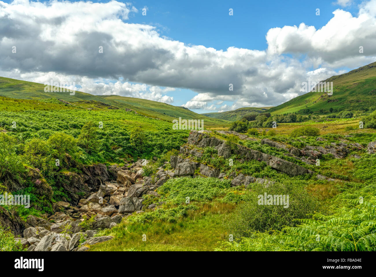 Un pittoresque vista d'Afon Claerwen (Claerwen River) passant par une faille dans la roche. La rivière est presque à sec. Banque D'Images