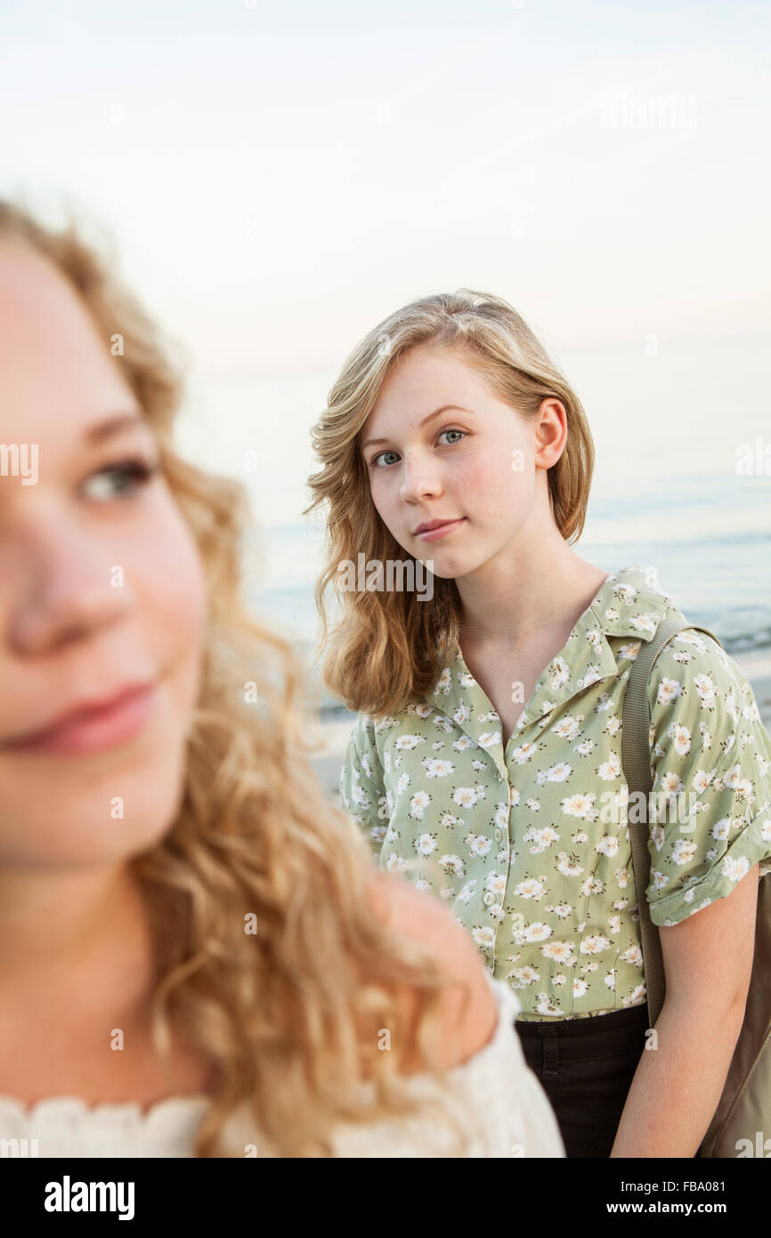 La Suède, Blekinge, Hallevik, vue de face de deux adolescentes (14-15, 16-17) à bay Banque D'Images