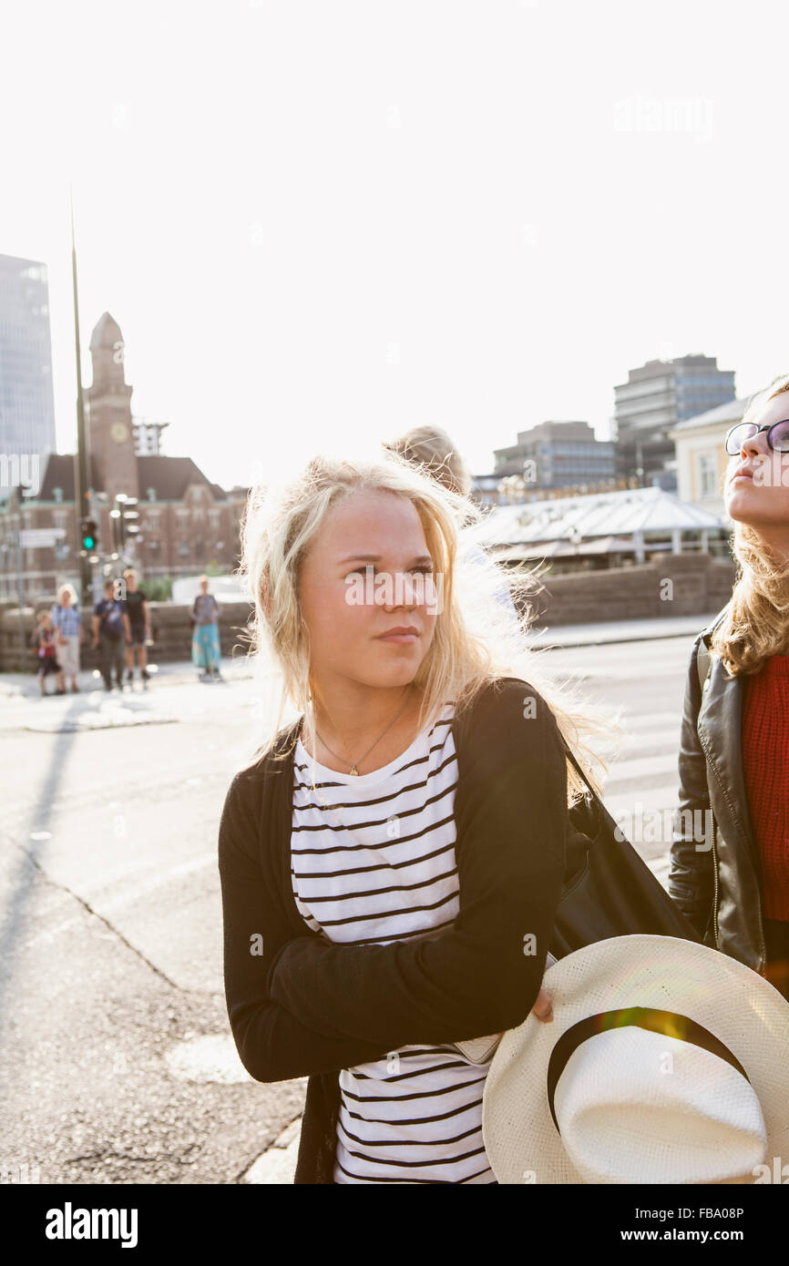 La Suède, Stockholm, Malmö, les adolescentes (14-15, 16-17) walking on street Banque D'Images