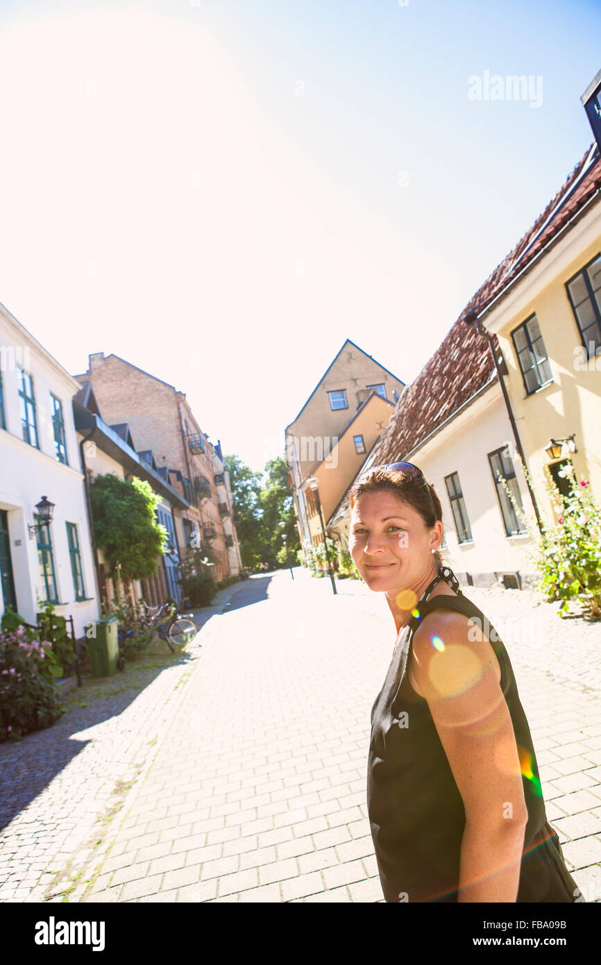 La Suède, Stockholm, Malmö, young woman on quiet town street Banque D'Images