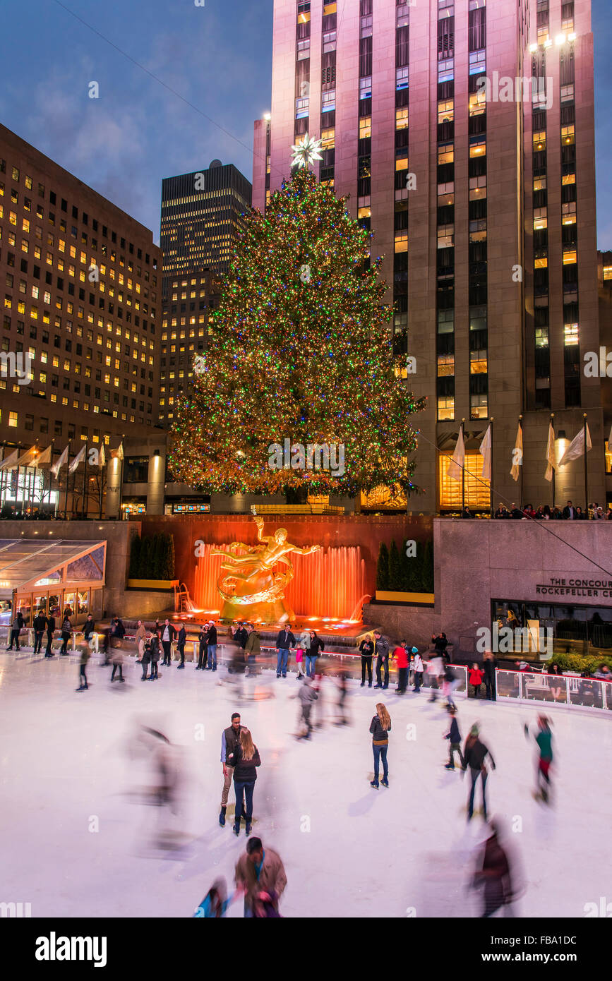 Plaza inférieur du Rockefeller Center avec patinoire et l'arbre de Noël, à Manhattan, New York, USA Banque D'Images