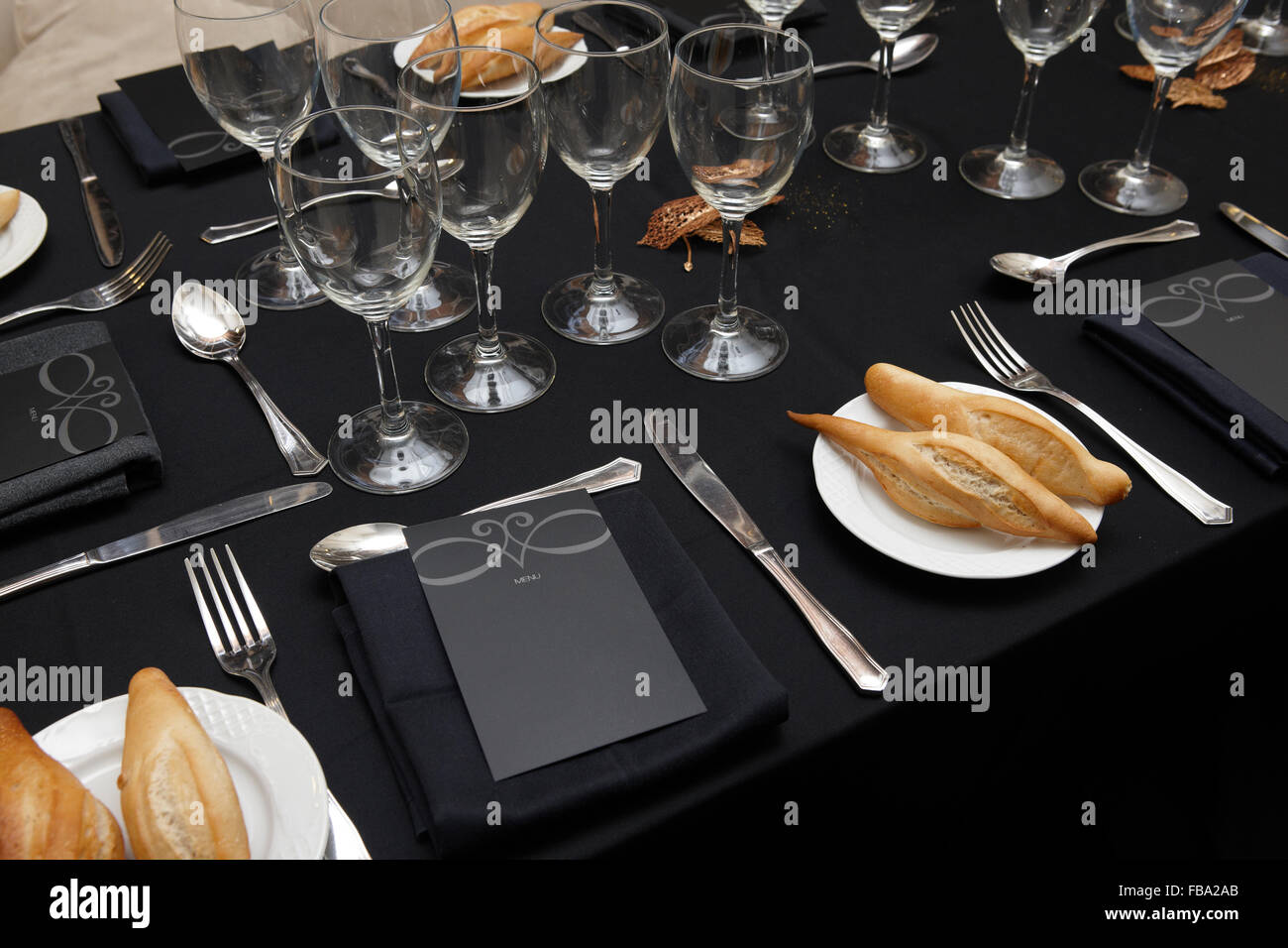 Dans un ensemble de plats de table horizontale noire restaurant Banque D'Images