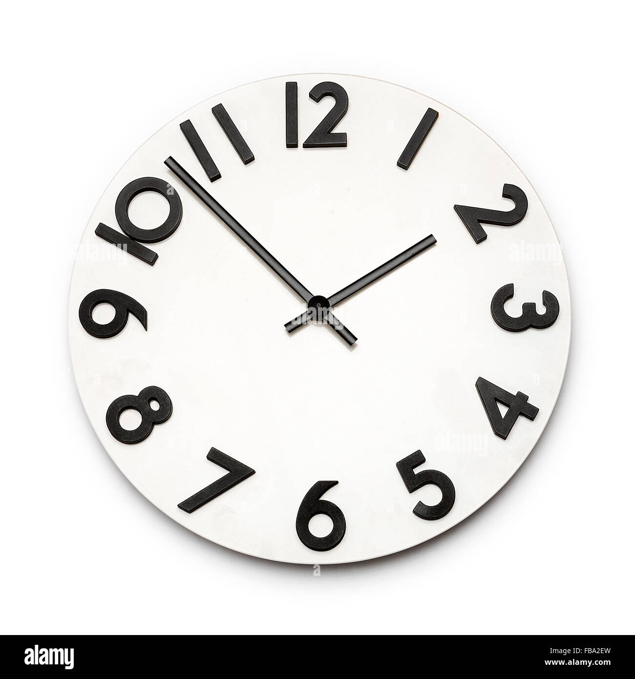 Horloge blanc avec chiffres noirs isolé sur fond blanc Banque D'Images