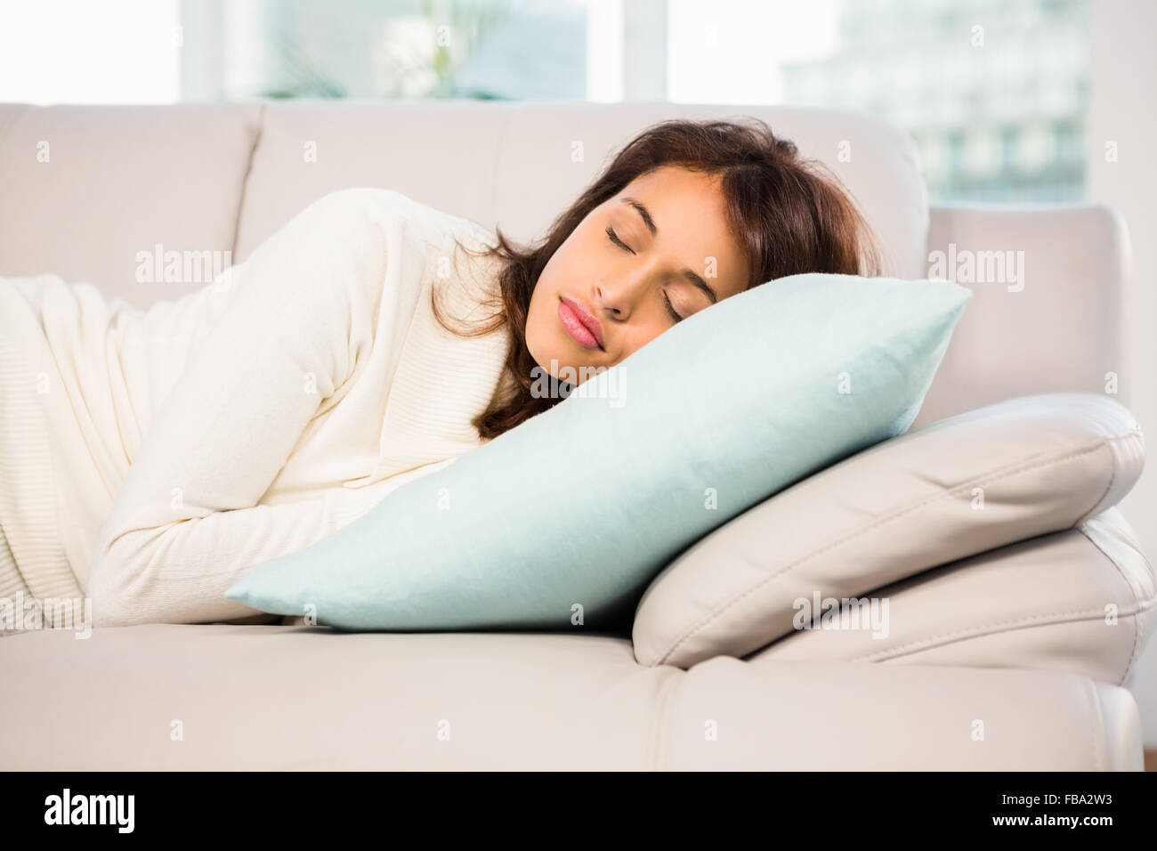 Belle brune de prendre une sieste sur le divan Banque D'Images