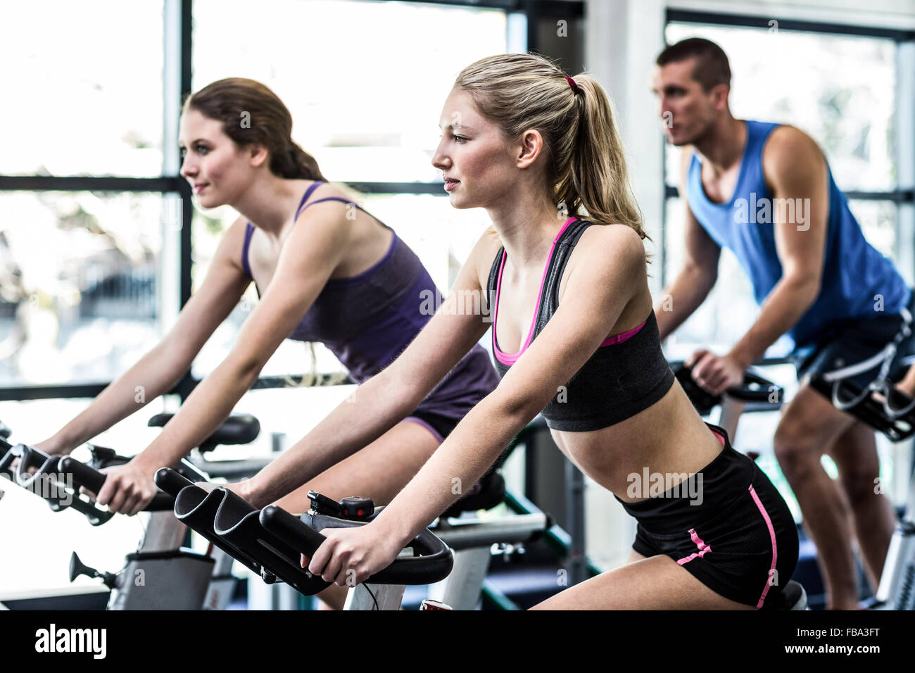 Fit people working out at spinning class Banque D'Images