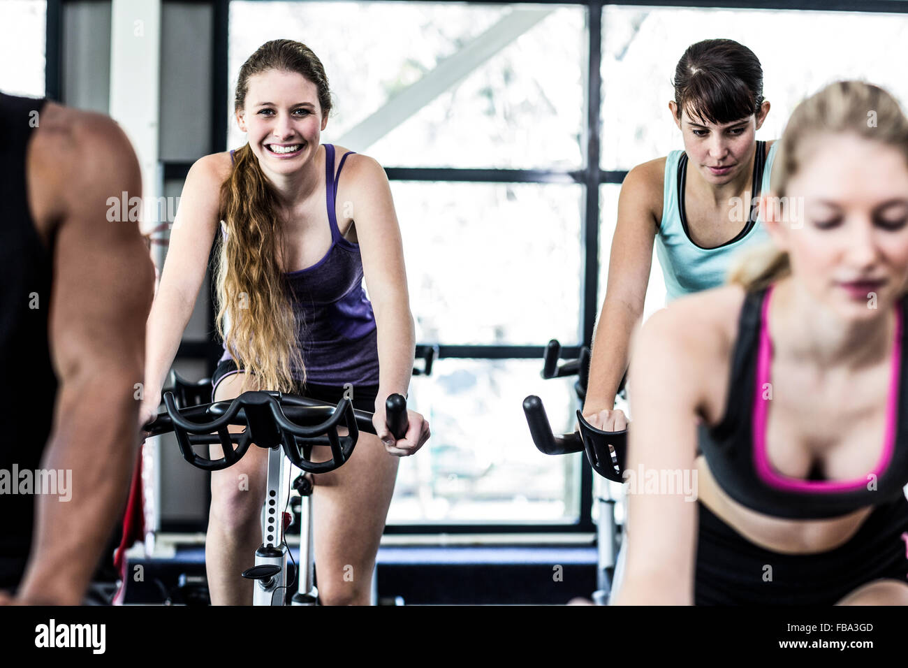 La femme aux working out at spinning class Banque D'Images