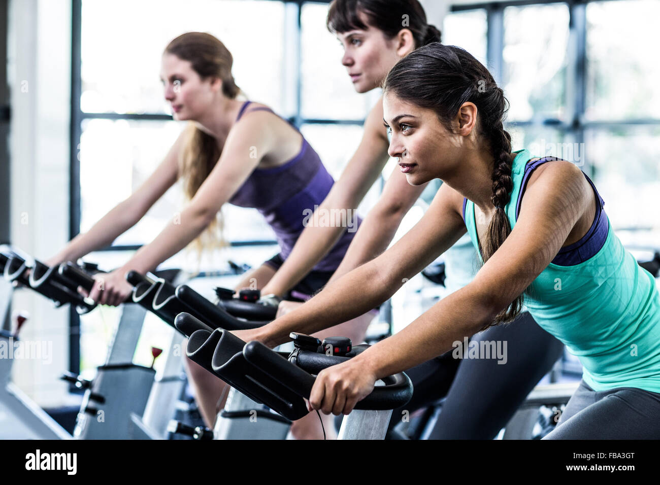 Fit woman working out at spinning class Banque D'Images