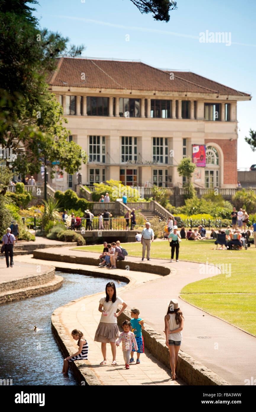 Vues générales de Bournemouth - enfants pagayer dans le ruisseau Bourne dans le jardins bas UK Banque D'Images