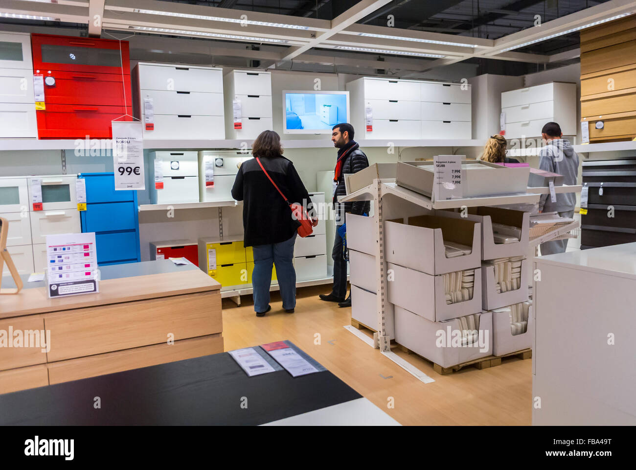 Paris France Jeune Couple Shopping Dans Les Maisons Modernes De Bricolage Pret A Assembler Magasin De Meubles Ikea En Banlieue Fournitures De Bureau A Domicile Biens De Consommation Emballes Photo Stock Alamy