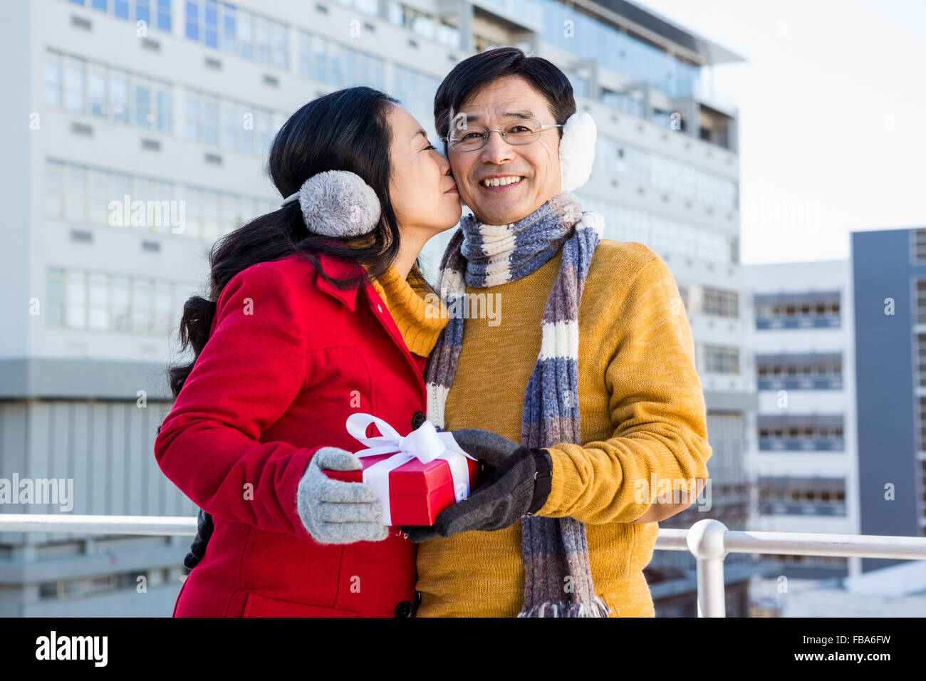 Older asian couple sur balcon avec don Banque D'Images