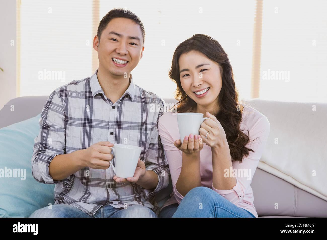 Portrait of happy couple holding Coffee cup Banque D'Images