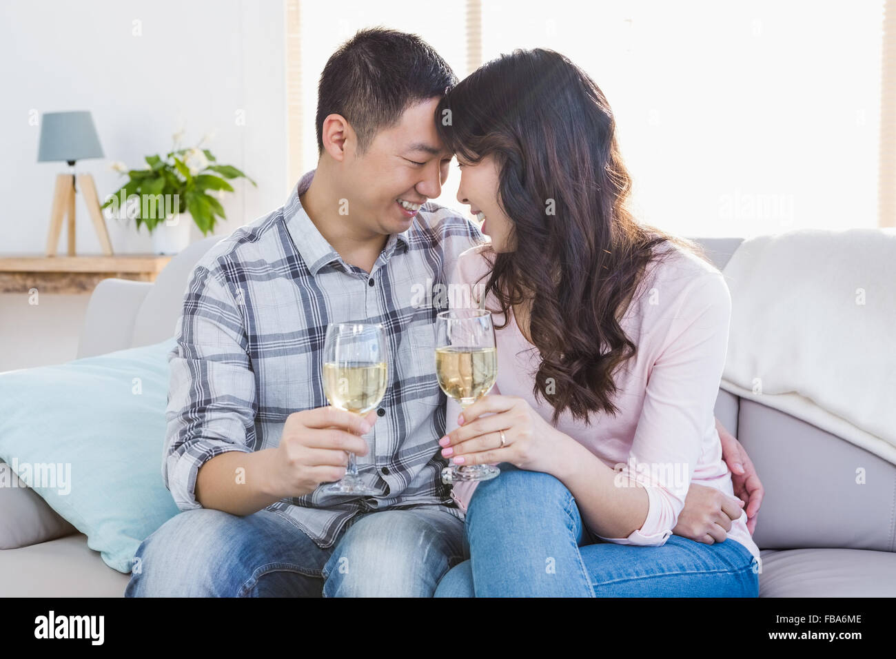 Young smiling couple drinking wine Banque D'Images